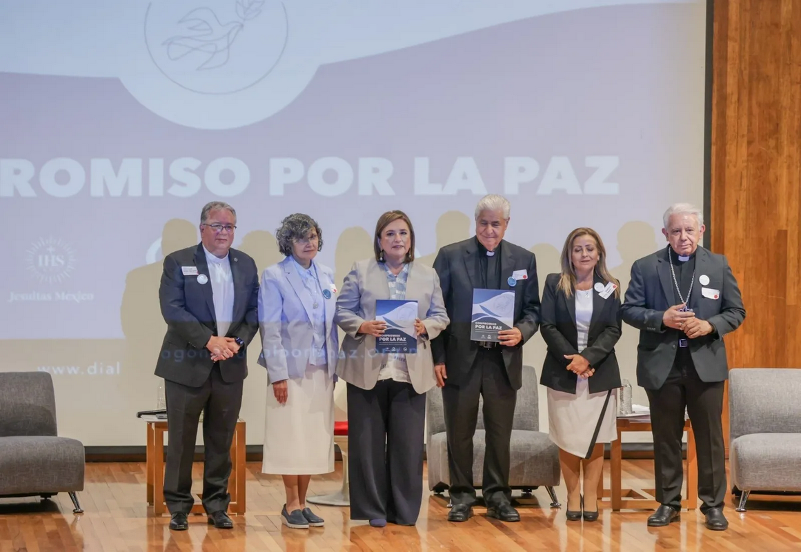 Xóchitl Gálvez firma acuerdo por la paz y aclara propuesta de mega cárcel 