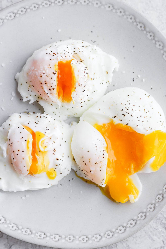 Tres huevos poché recién hechos