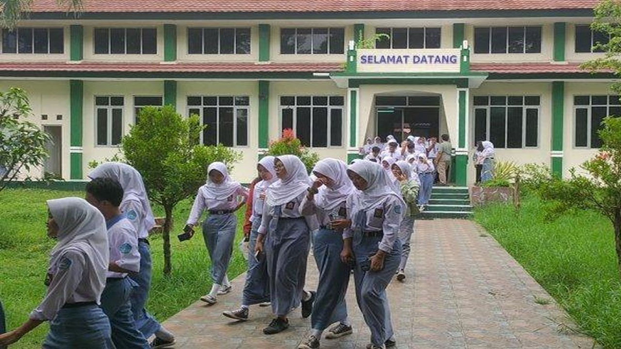 Kasus Pemotongan Dana PIP SMAN 7 Cirebon: Ada Keterlibatan Partai?