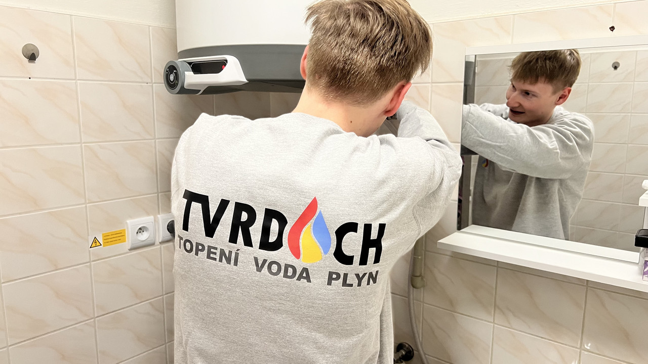 Pracovník TVRDOCH při montáži koupelnového vybavení