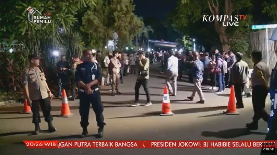 Kepadatang pelayat menunggu kedatangan jenazah BJ Habibie di rumah duka kawasan Kuningan, Jakarta Selatan