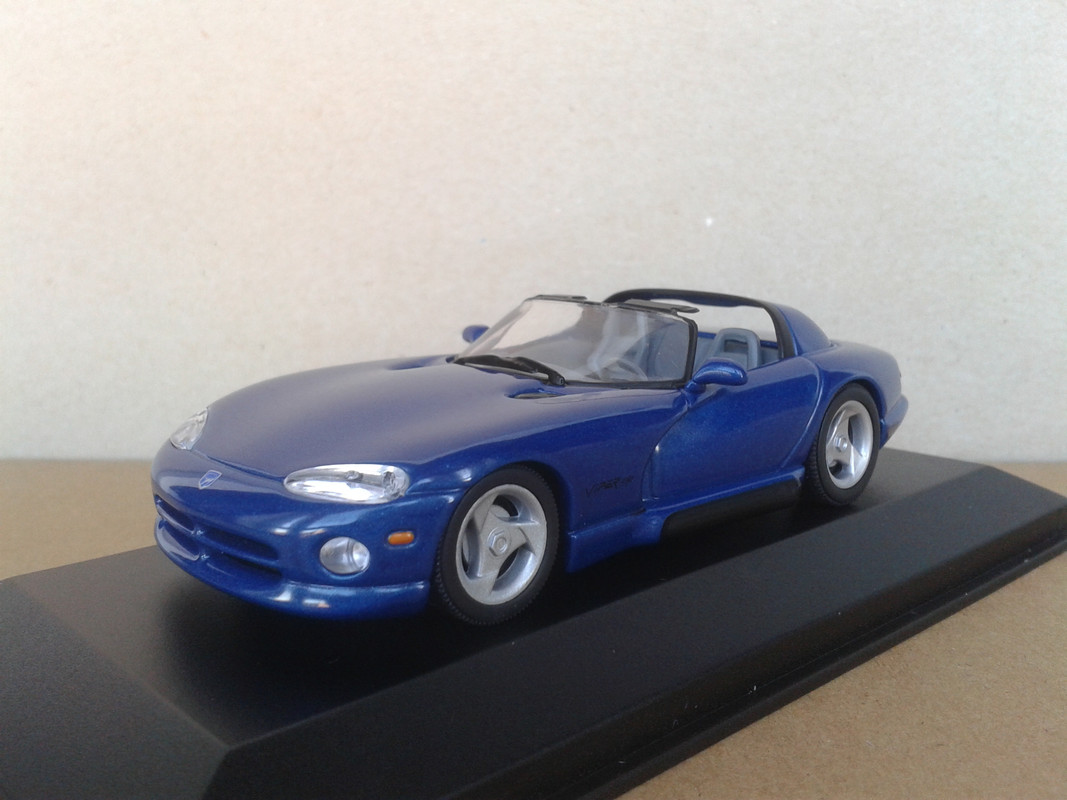 1993 Dodge Viper RT-10 (Minichamps) (4)