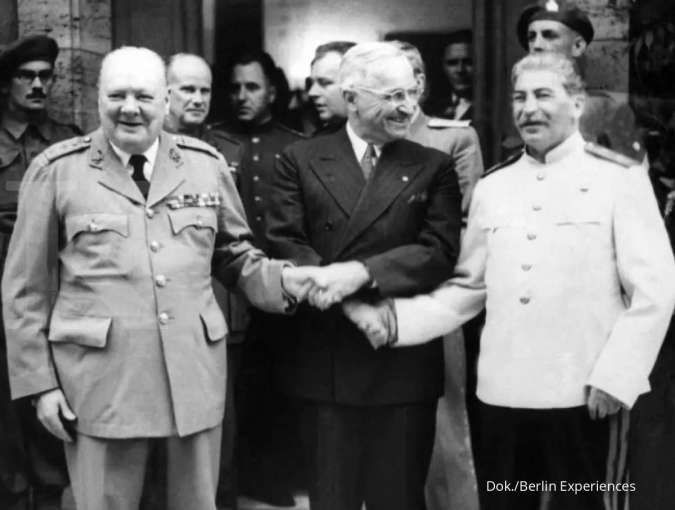 Winston Churchill, Harry S. Truman, dan Joseph Stalin saat bertemu di hari pertama pelaksanaan Konferensi Potsdam, 17 Juli 1945.
