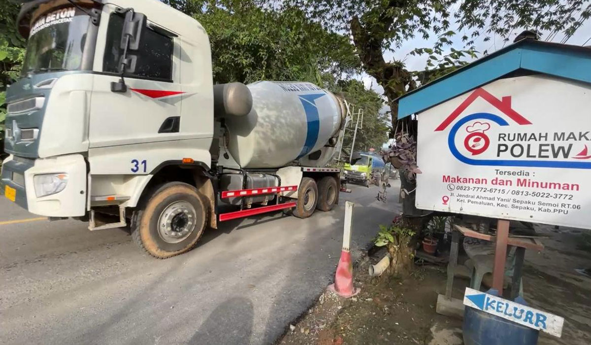 Truk Proyek Jadi Momok Pengguna Jalan