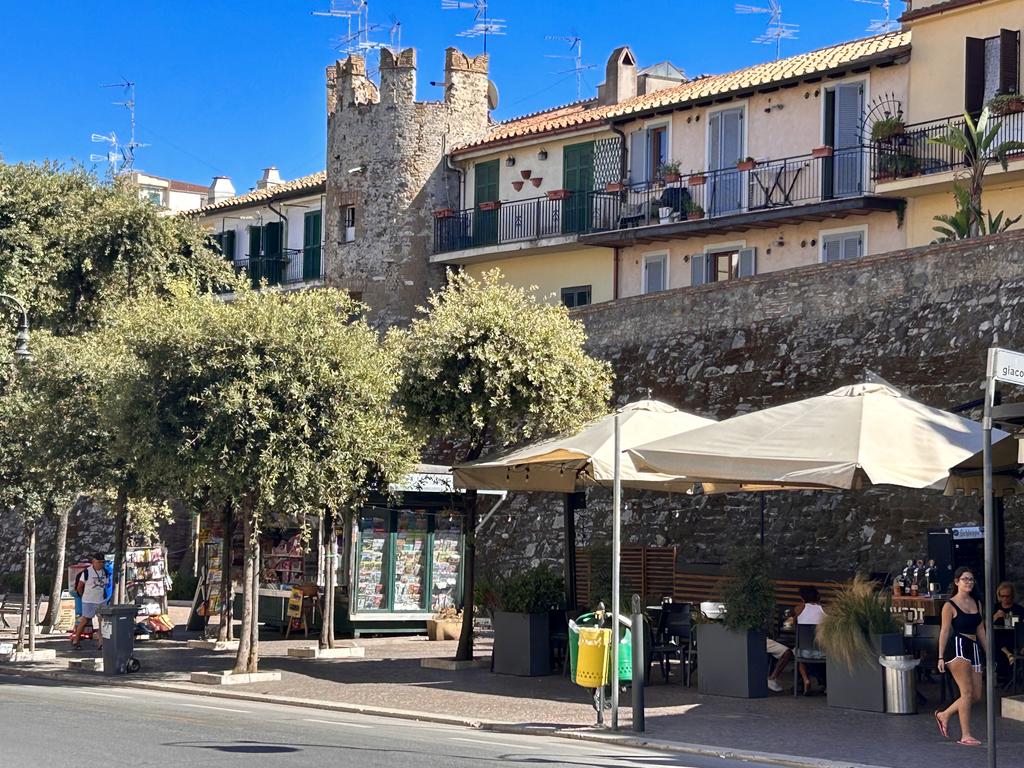 Жаркий сентябрь на побережье Тирренского моря.