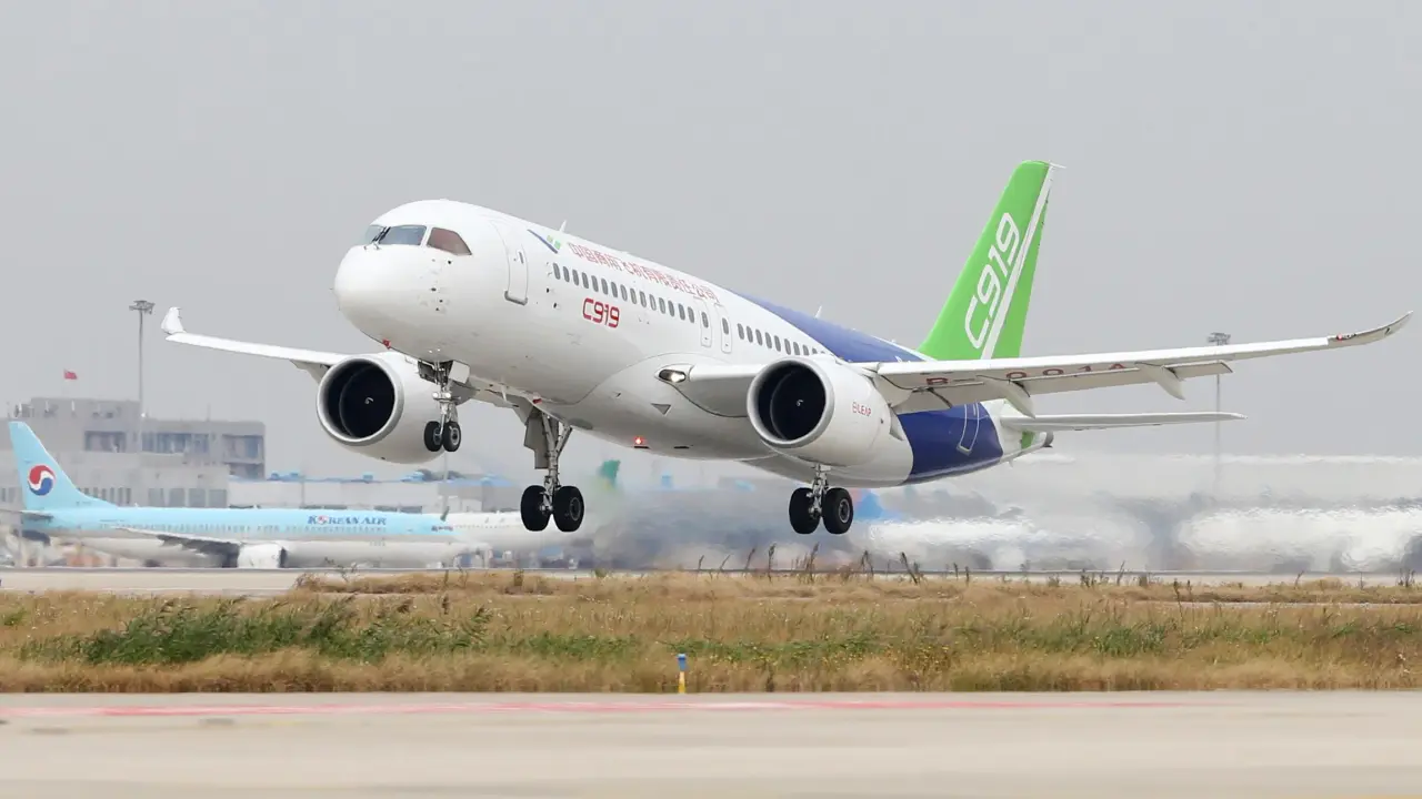 COMAC C919 in flight