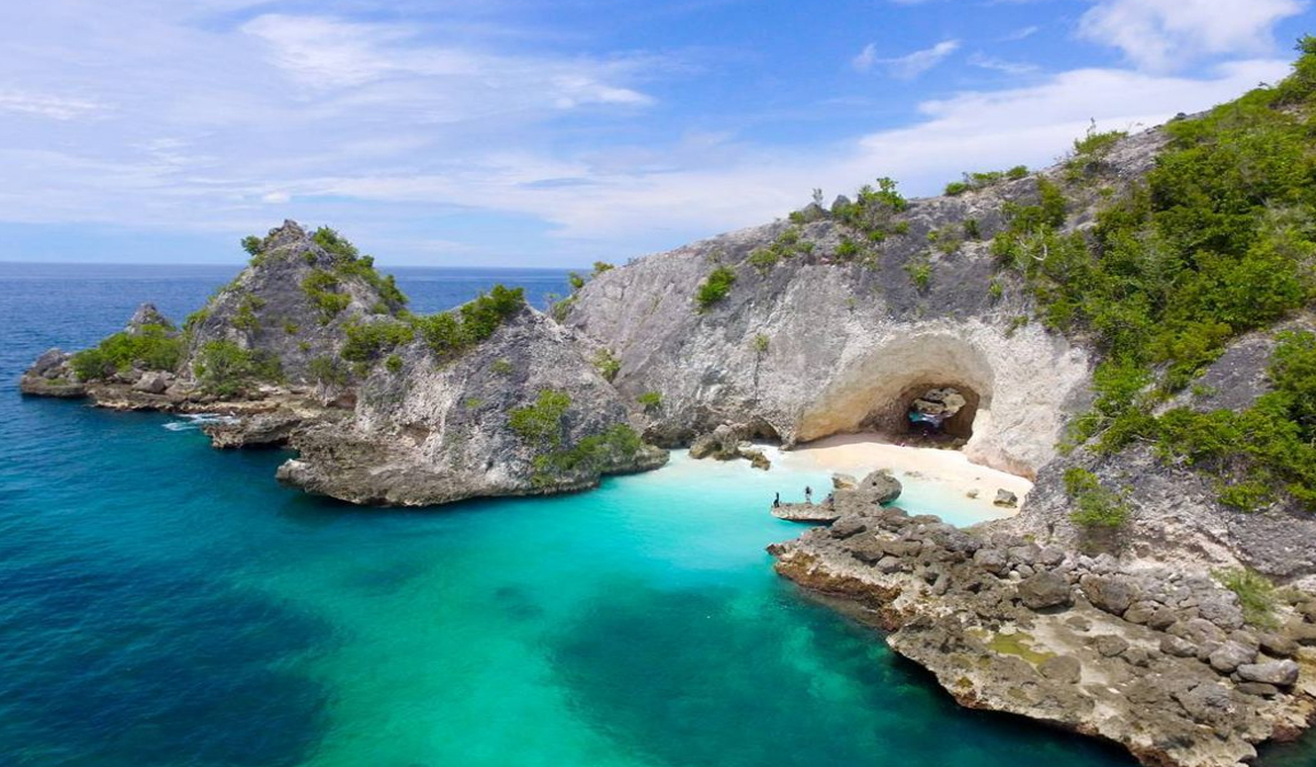 Pantai Batu Lubang, Tempat di Mana Alam Memahat Keajaiban di Tengah Laut