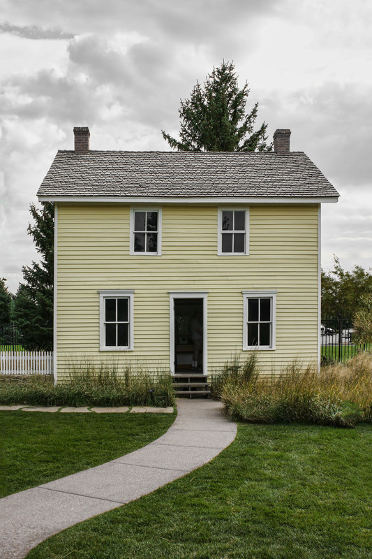 #9-A-Little-Famous-House