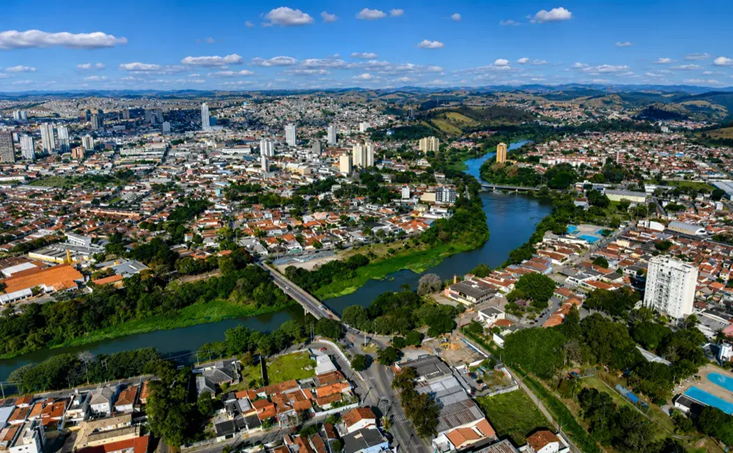 Vista aérea de Jacareí com o Rio Paraíba do Sul, pontes e área urbana