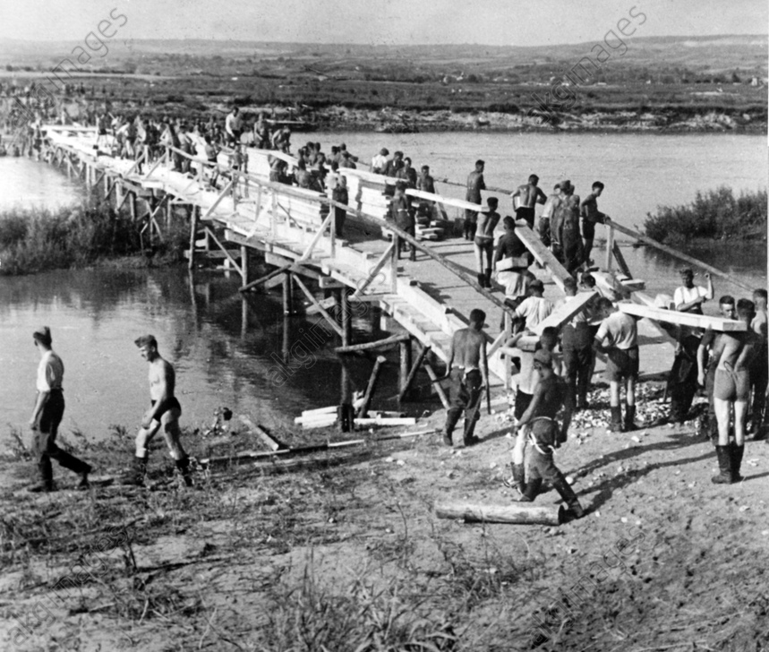 Brücke über den Pruth, die in Rekordzeit von Pionieren nach der Erkämpfung des Brückenkopfes erbaut 