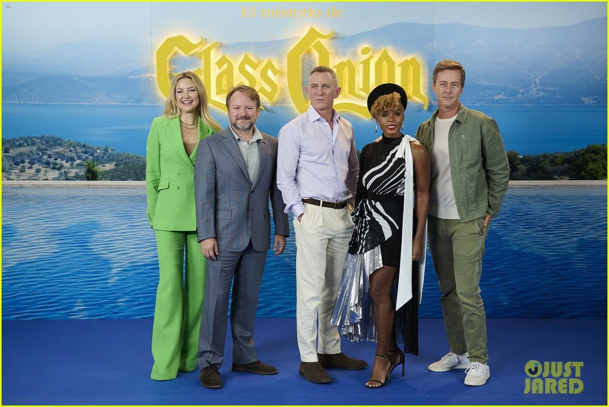 glass onion cast goes to madrid premiere photocall 48 — Postimages