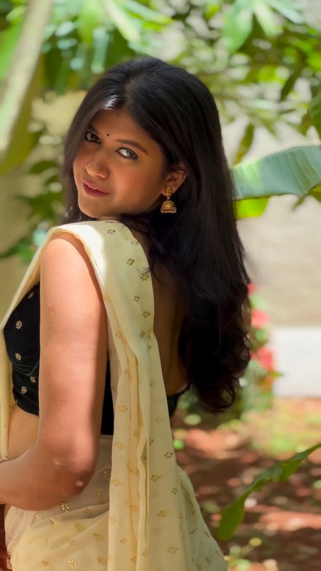 Sexy Malayali girl navel in kerala saree.mp4_snapshot_00.25.691