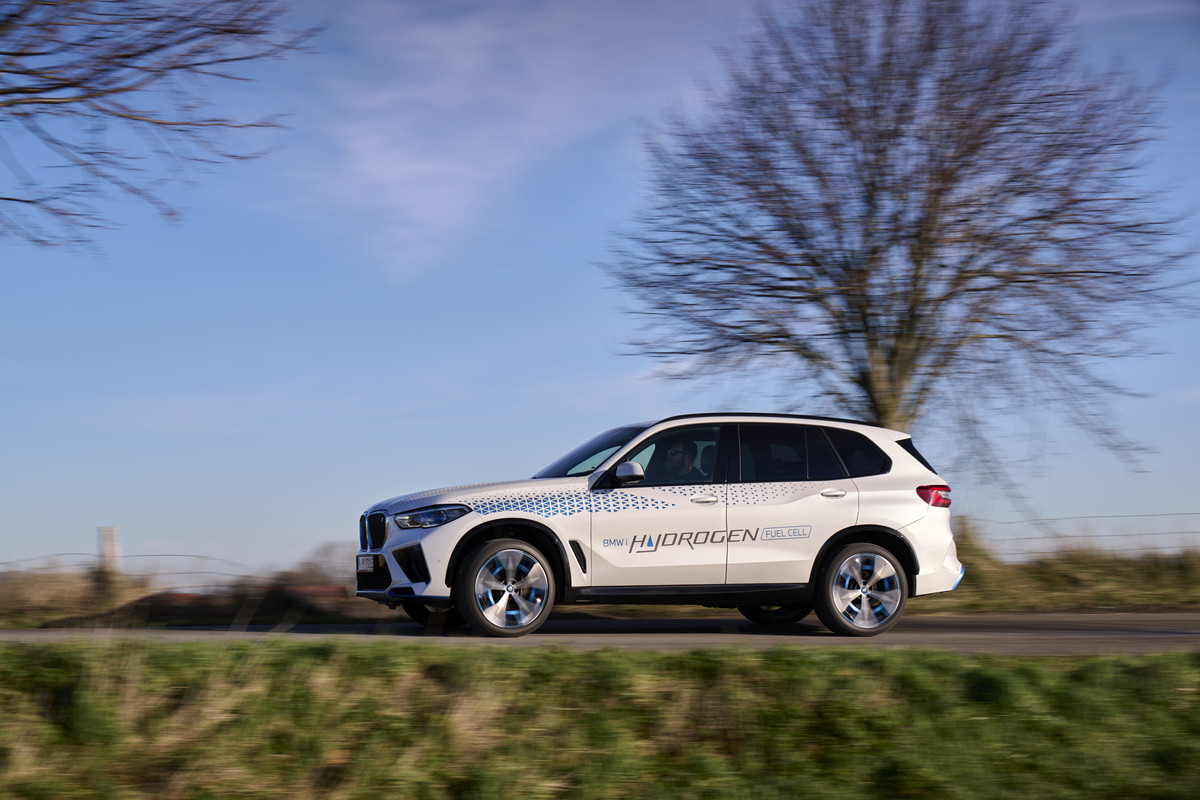 P90494386_highRes_bmw-ix5-hydrogen-on-
