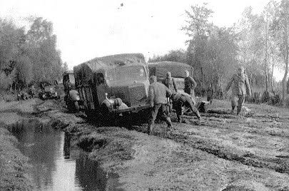 Izquierda un Mercedes Benz L3000A. Derecha un Zis-5 capturado. Ucrania, septiembre 1941