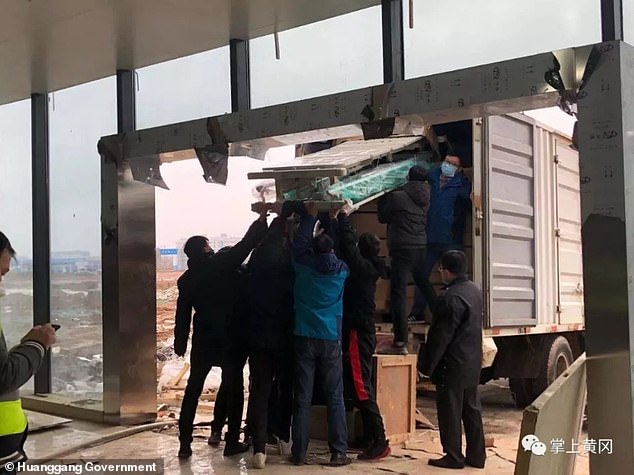 Pada hari Senin, semua tempat tidur telah disiapkan oleh sukarelawan, dan air, listrik dan internet juga telah terhubung.