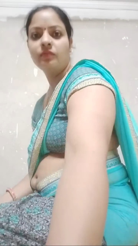 homely desi aunty open navel and boobs in blue saree vlog-uplaoded.mp4_snapshot_02.25.759