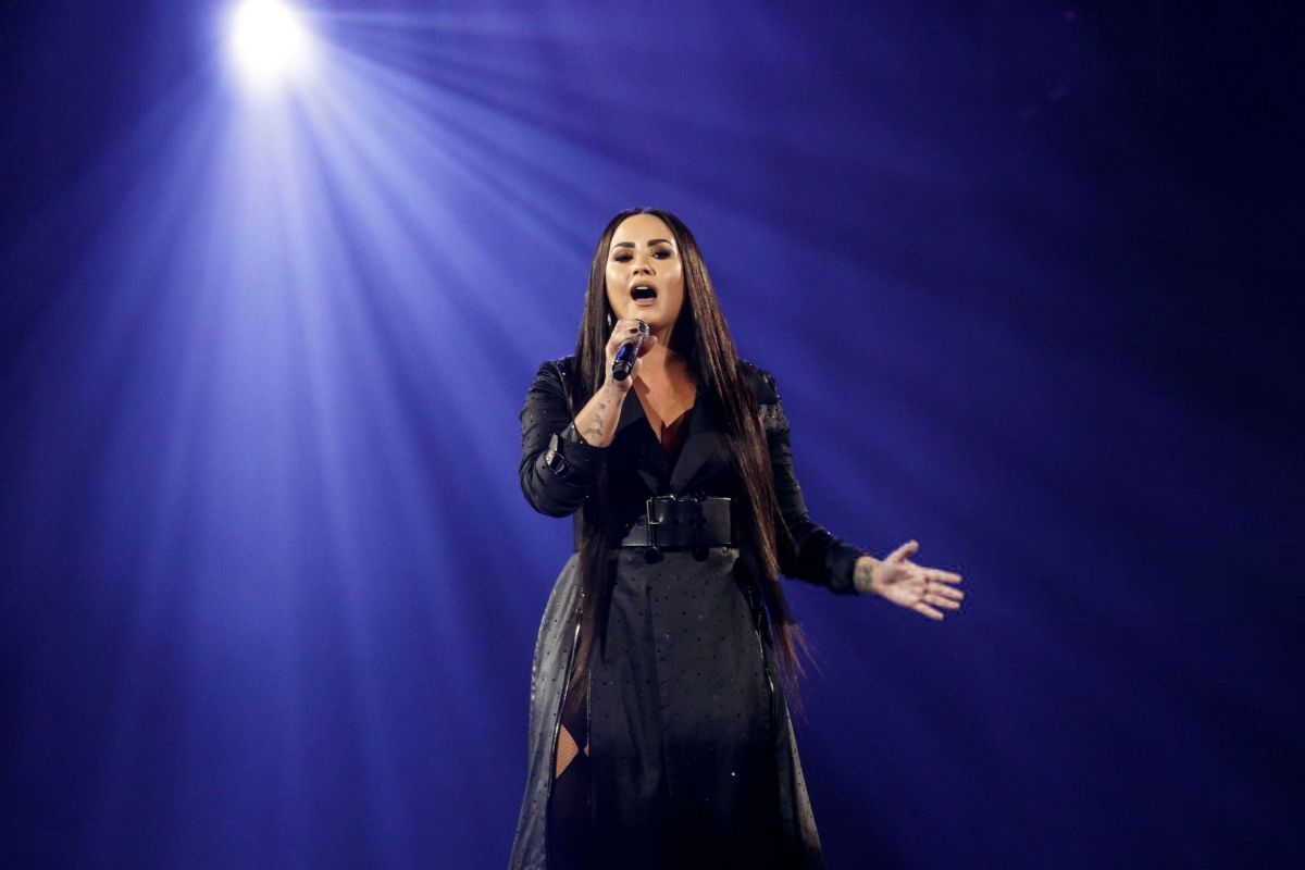 demi-lovato-performs-at-tell-me-you-love-me-tour-in-barcelona-06
