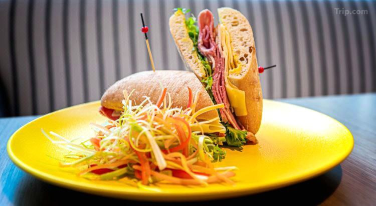 وجبة ساندويتش شهية مقدمة مجانًا في فندق Ibis Styles Dubai Airport Hotel.