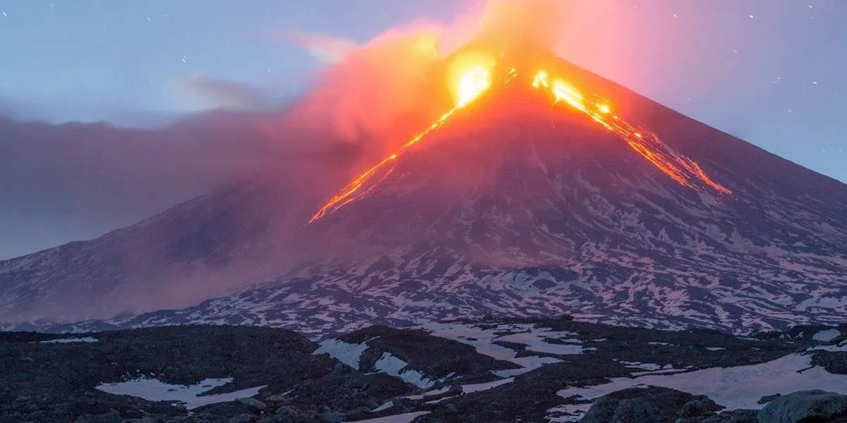 Dos volcanes entran en erupción cerca de Rusia