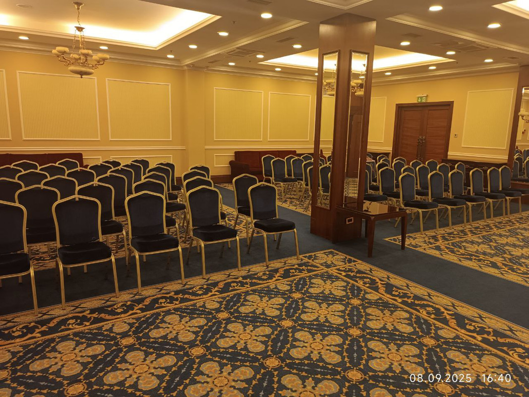 Зал проведения семинара в Шахтер Плаза