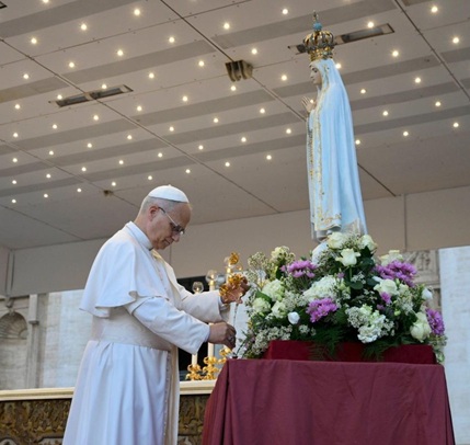 Il Papa ai potenti del mondo: abbiate l’audacia del disarmo! dans Commenti al Vangelo Il-Papa-pone-la-rosa-dinanzi-alla-Mamma-del-Cielo