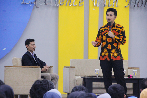 Emil Dardak Ajak Mahasiswa FE Unair Integrasikan Social Action