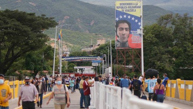 Paso peatonal entre Venezuela y Colombia Puente Internacional Simón Bolívar