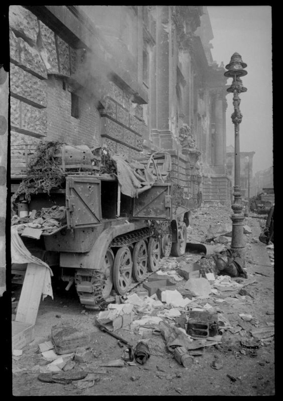 1-й Белорусский фронт. Берлин. Разбитый полугусеничный БТР, стоящий вплотную к стене здания Рейхстаг