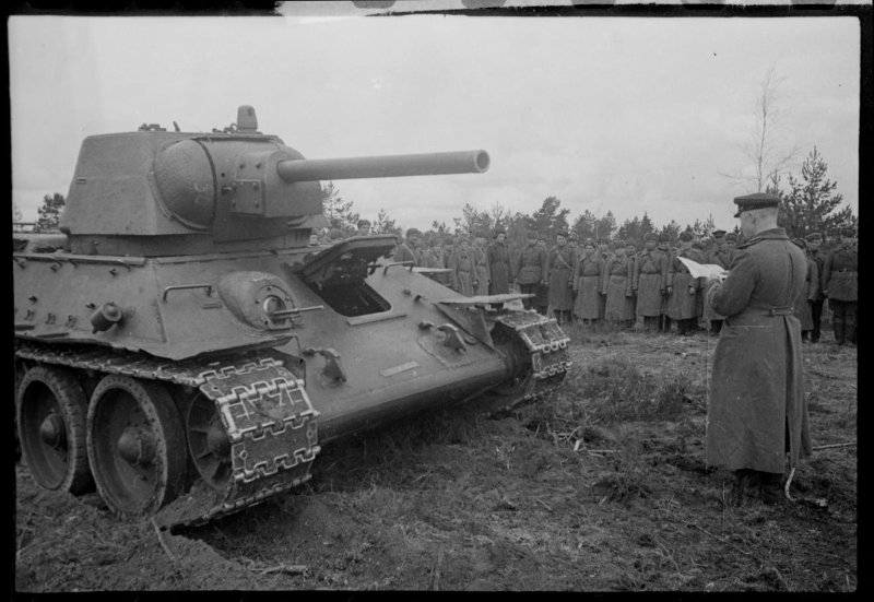 Митинг перед боем в танковой части полковника Юдина. По центру танк Т-34-76.