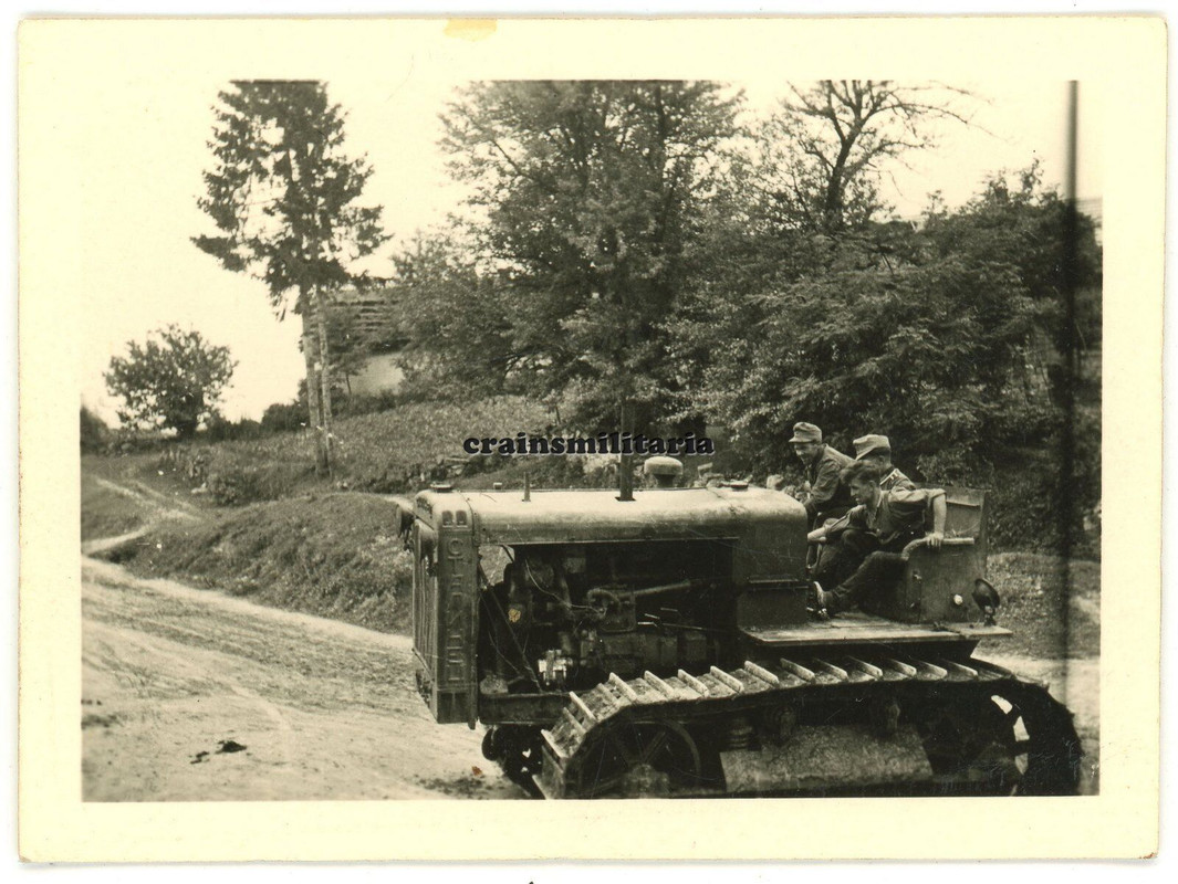 Orig. Foto 100.ID Jäger mit Beute Stalinez Panzer Schlepper DEMNIA Ukraine 1941