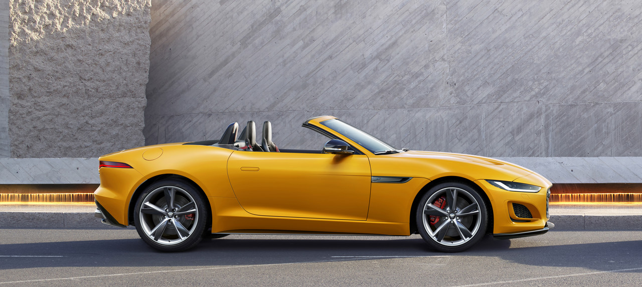 Jag_F-TYPE_21MY_Reveal_Image_Lifestyle_Convertible_SorrentoYello