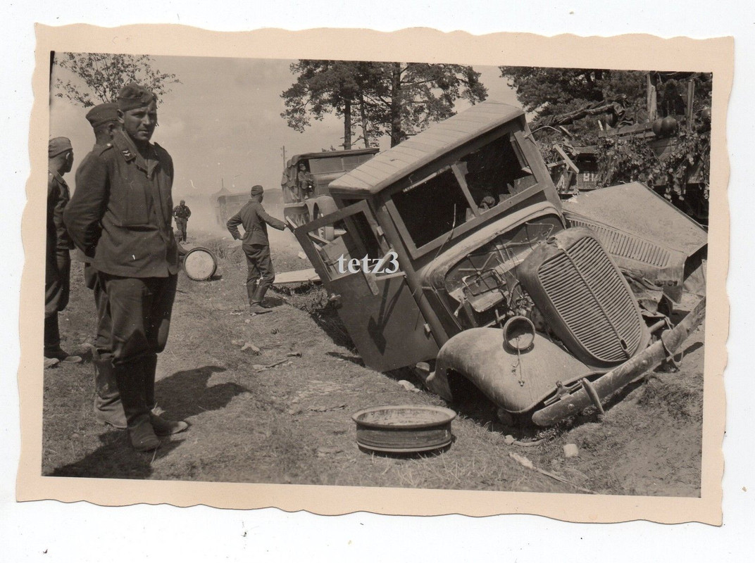 Litauen Russland Soldat Streckenposten zerstörter LKW SDkfz Trüm