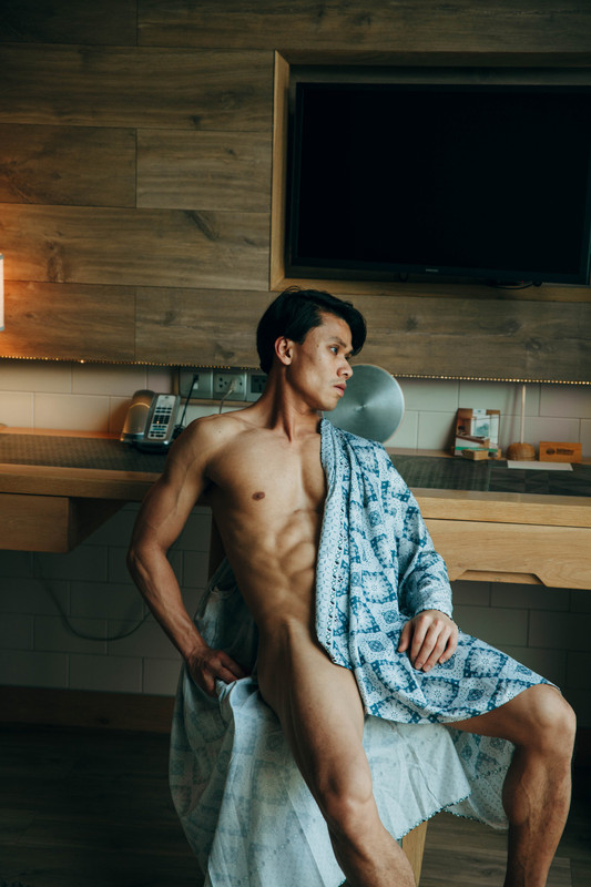 MODEL - Chàng trai xăm mình với gương mặt chữ điền