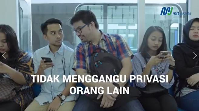 Ilustrasi mengintip layar ponsel orang lain