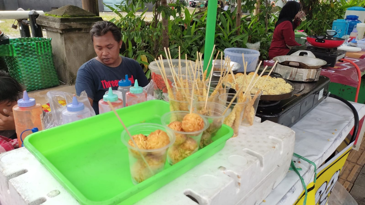 Telur gulung, salah satu jajanan jadul di Ngarsopuro 
Street Food Solo.