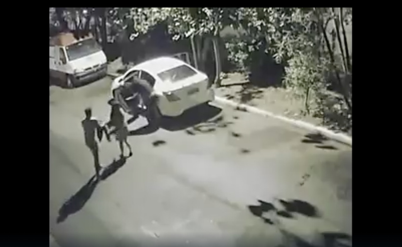 Asaltan a pareja mientras tenía intimidad dentro de su coche; quedaron desnudos