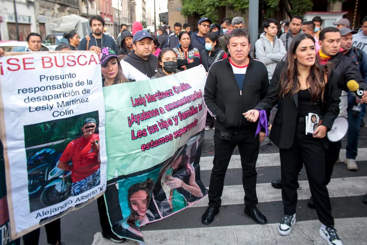 Feministas se manifiestan en Palacio Nacional para pedir encuentro con AMLO