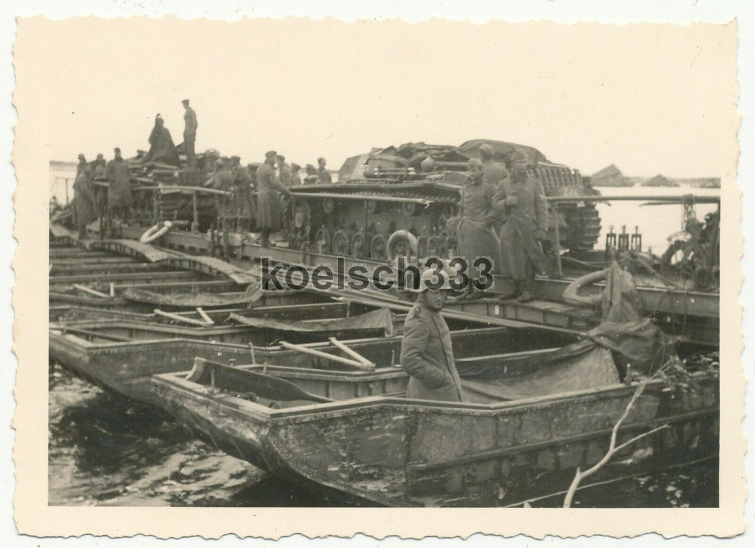 Foto Pionier Bataillon 672 - 6. Armee Russlandfeldzug Sturmgeschütze auf Fähre !