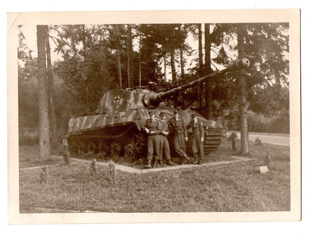 Foto Panzer VI Königstiger Tiger II mit Tarnanst