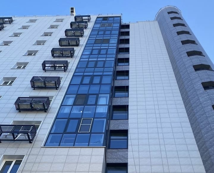 Высотная мойка витражей и фасада — результат после очистки