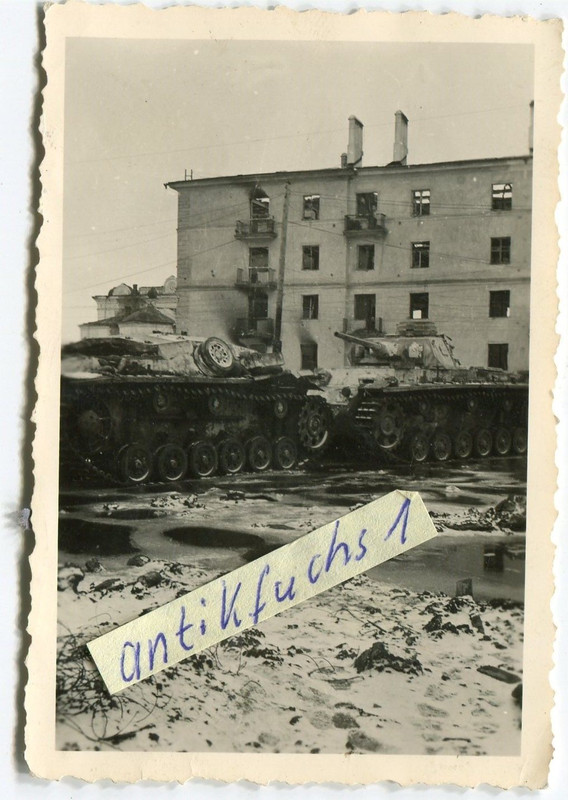 2 Deut. Panzer im zerstörter Stadt in Rußland im