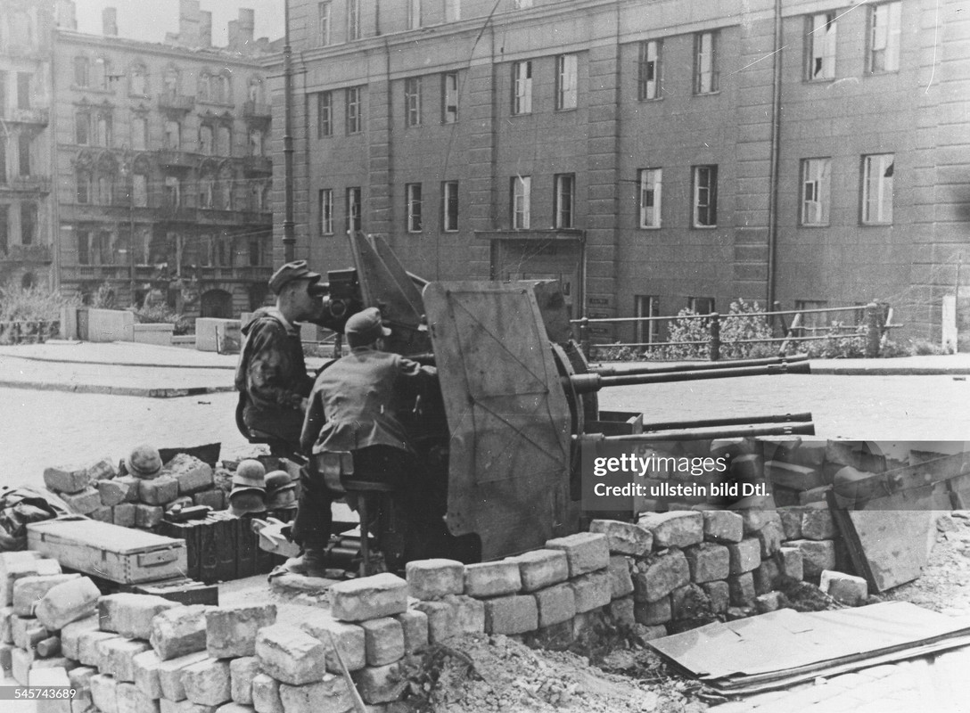 Vierlingsflak (2cm) ist in einer Strasse inStellung gegangen- August 1944