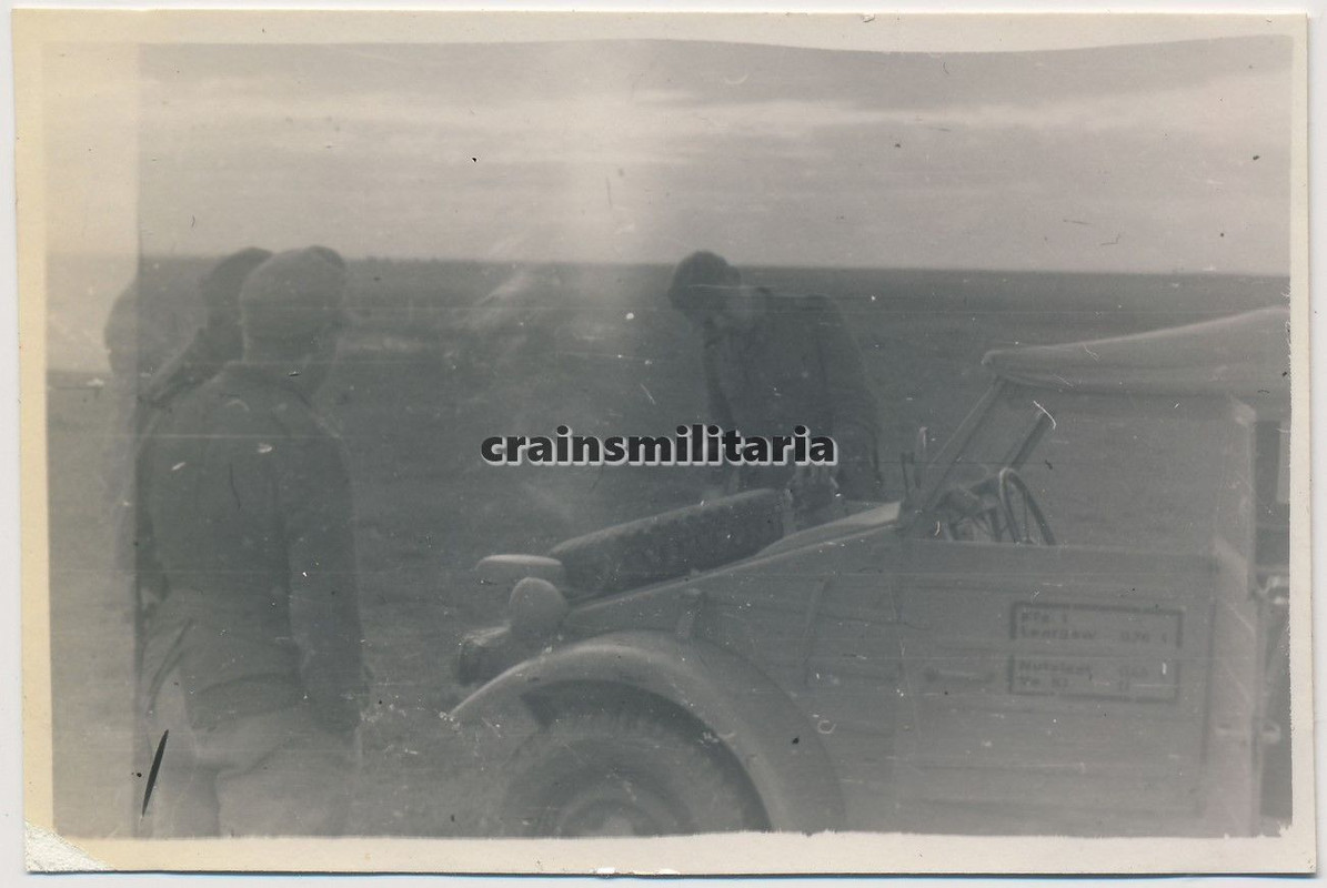 Orig. Foto Soldaten mit Volkswagen Kübelwagen Ty