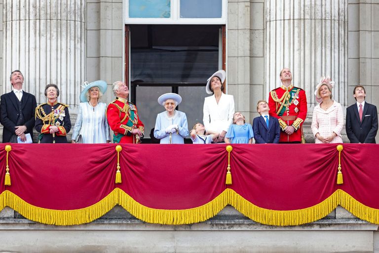 La princesa Beatriz fue vista con una diadema de perlas adornada en Trooping the Colour 2022