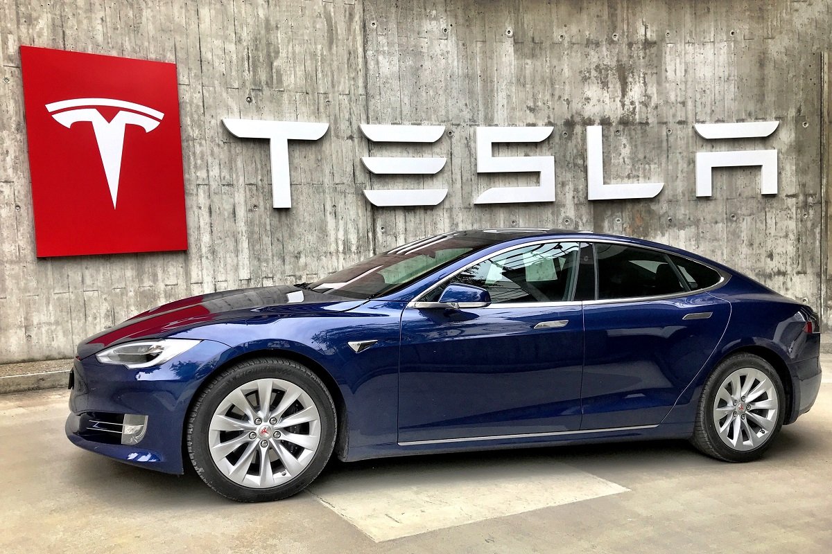 Tesla retira casi 54 mil autos por que podían pasarse las señales de alto