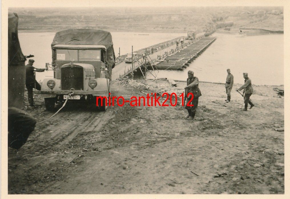 Foto, Wehrmacht, Lkw wird über eine Pontonbrücke