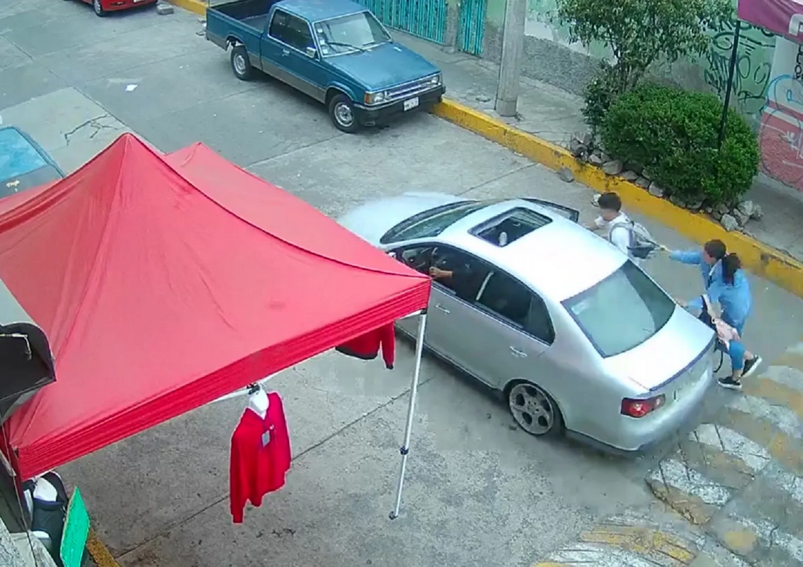 Niña es secuestrada en Naucalpan, casi atropellan a la madre: video