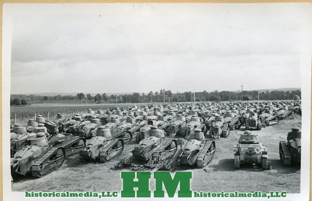 2WK FOTO -BEUTE FR. PANZER -ARSENAL MABLY BEI RO