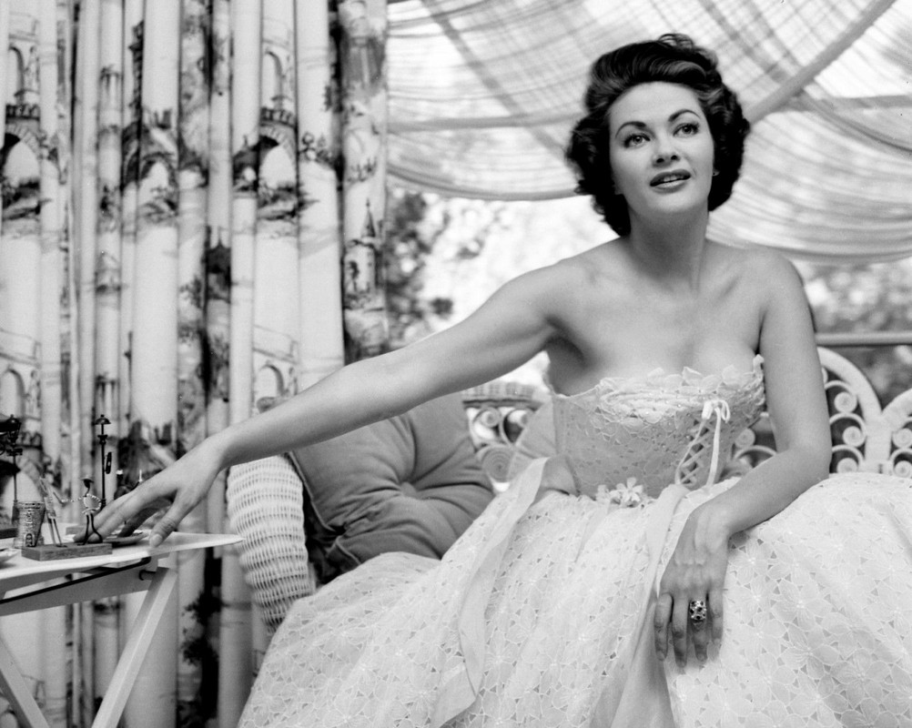Yvonne_De_Carlo_c45