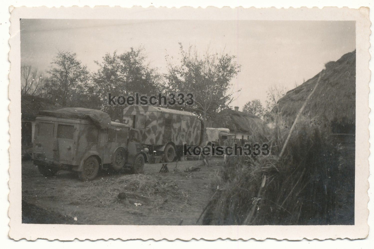 Foto schwerer Einheits PKW Kübelwagen LKW mit Ta